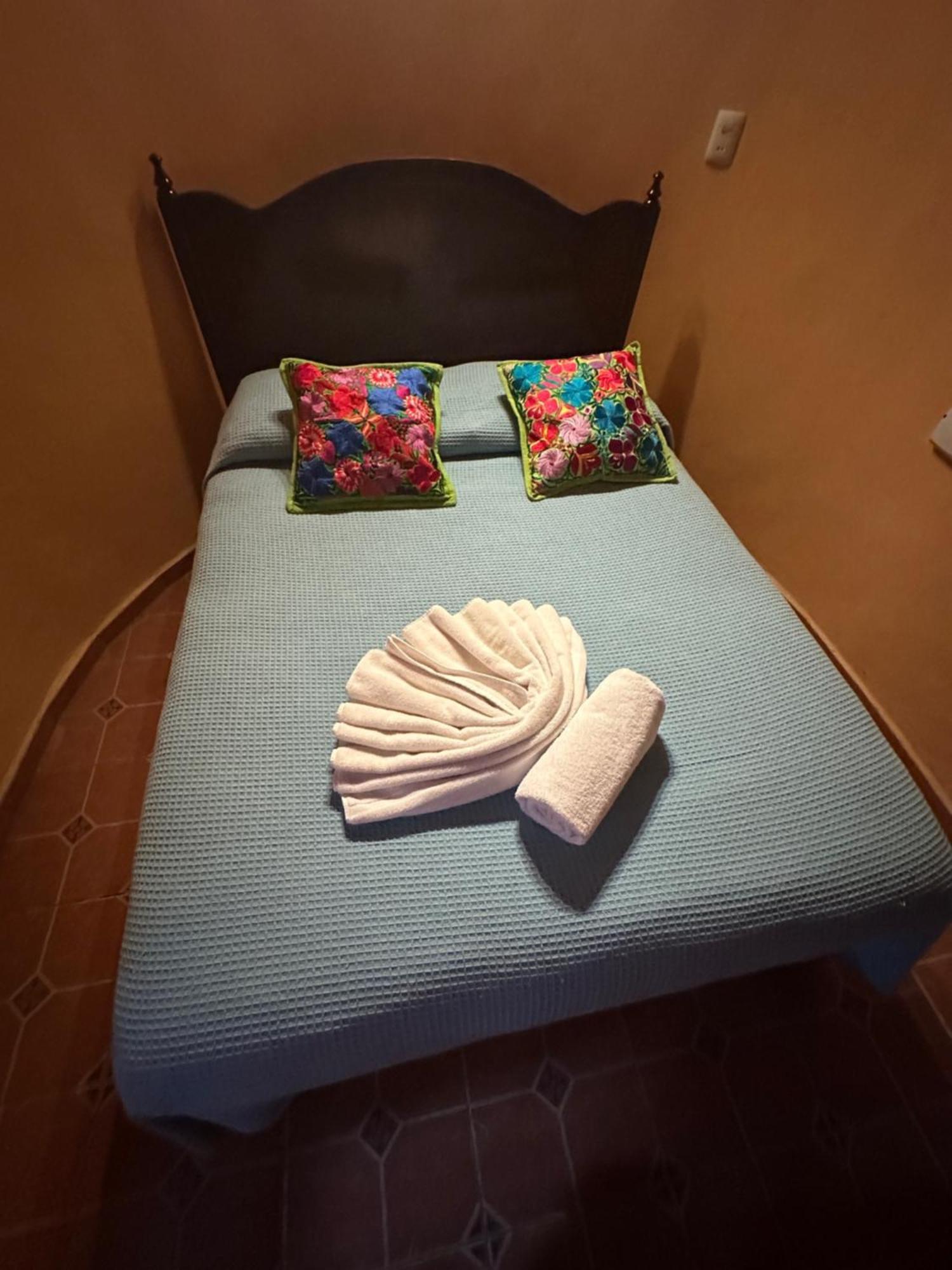 The Pickled Onion B&B And Restaurant Uxmal Santa Elena Exteriör bild